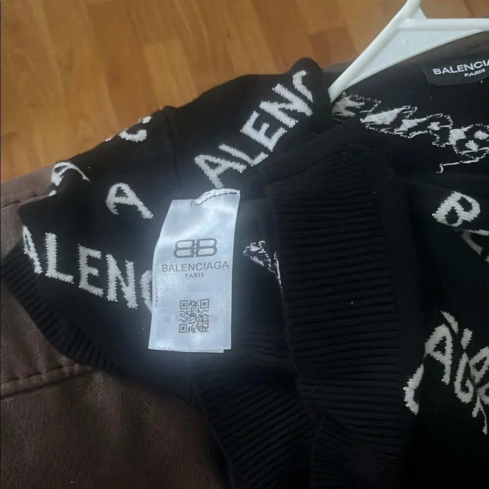 Balenciaga Monochrome Logo Short Sleeve Tee - Picture 4 of 4